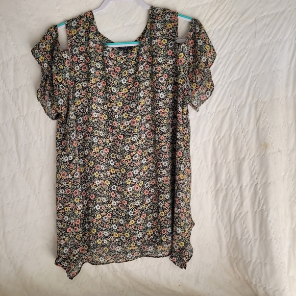 Sami And Jo Plus Size 2X Flower Cold Shoulder Top With Shark Bite Bottom - Picture 1 of 5